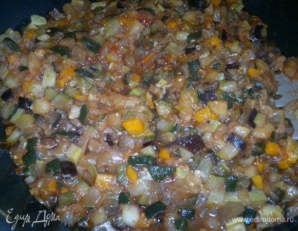 Потушить икру без крышки еще 5–7 минут, затем выключить огонь.