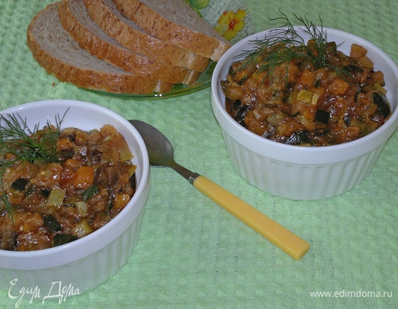 Овощная икра готова. Вкусно и в теплом, и в холодном виде. Подать к столу, украсив любой зеленью. Угощайтесь! Приятного аппетита!