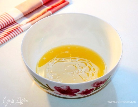 Сливочное масло (80 г) растопить в микроволновке и смешать с растительным маслом (80 г).