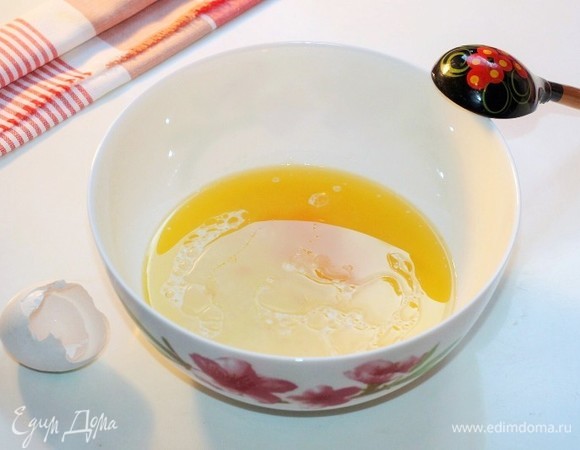 В масляную смесь добавить уксус, кефир, сахар и соль. Яйцо и 1 желток взбить вилкой, вылить в миску и перемешать.