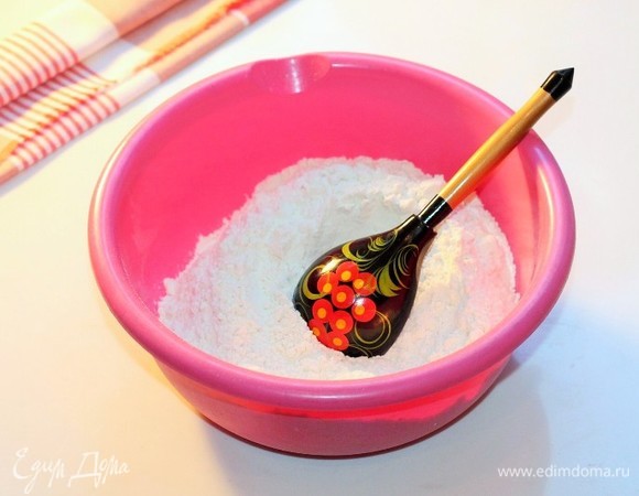 400 грамм муки смешать с разрыхлителем и просеять.