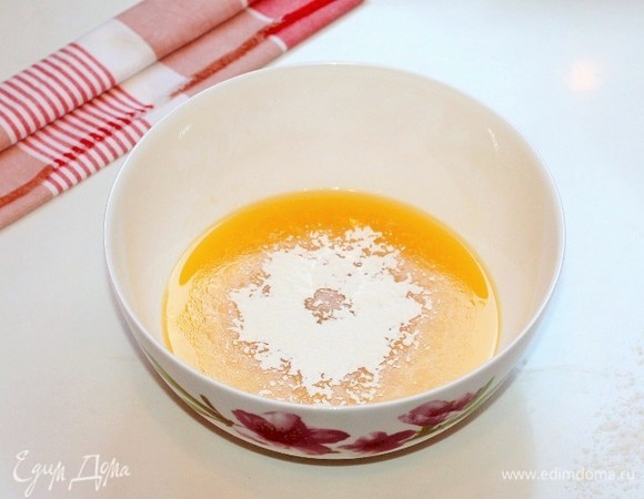 В масляную смесь небольшими порциями добавляем мучную.