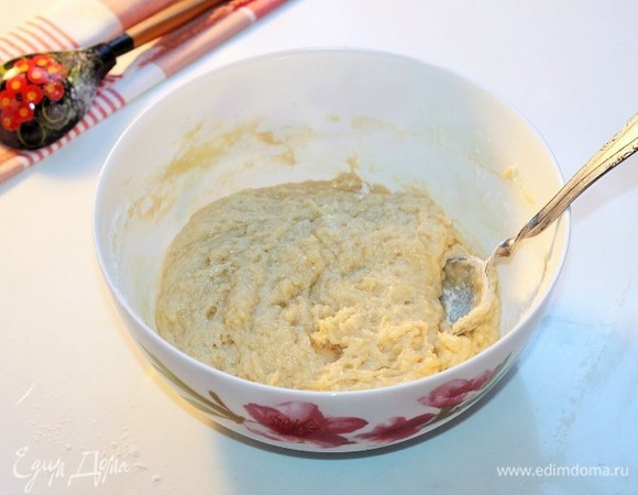 Замешиваем мягкое тесто, немного липнущее к рукам.