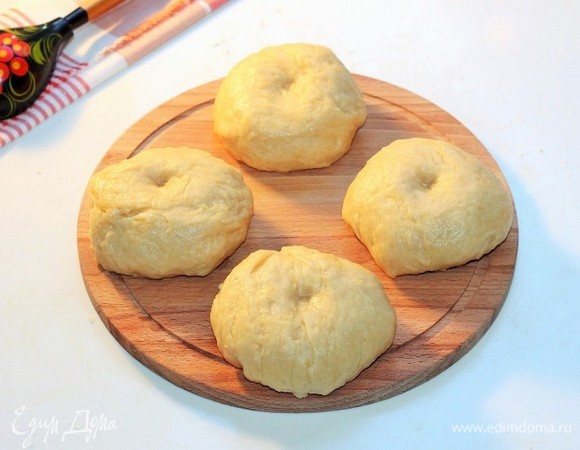 Делим тесто на 4 части и убираем в холодильник.