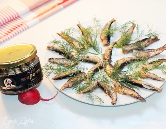 Выкладываем шпроты без масла на блюдо. Укроп разделяем на маленькие веточки.