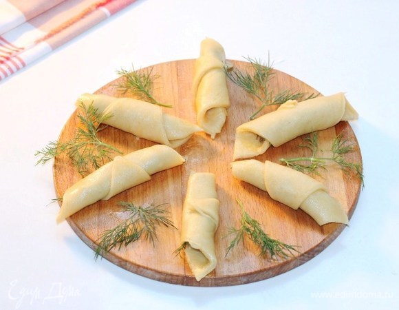 Заготовки рогаликов отправляем в холодильник и достаем следующую часть теста. У меня получилось 24 рогалика.