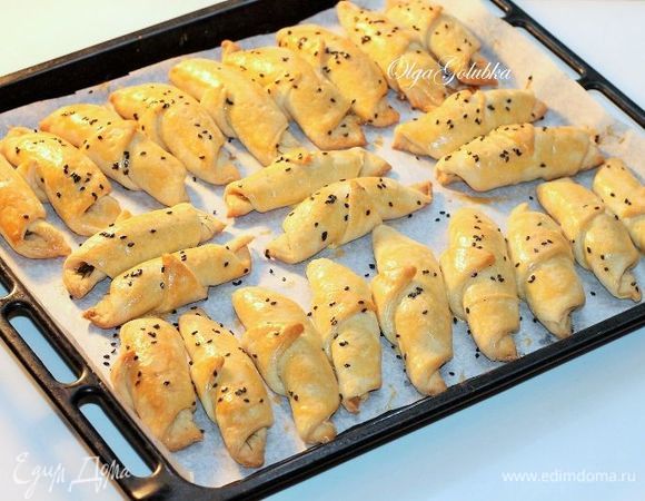 Выпекаем рогалики в духовке, разогретой до 200°C, минут 20.