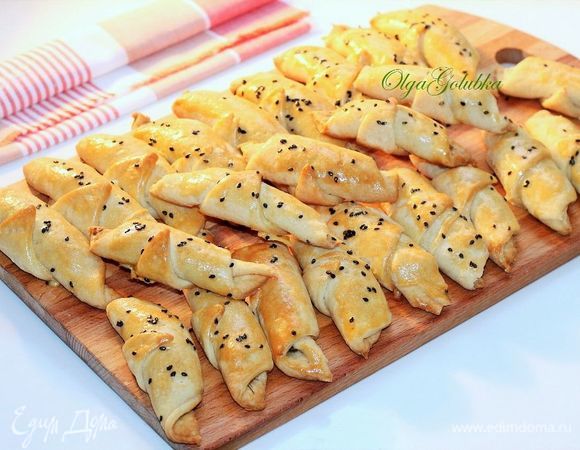 Затем смазываем рогалики взбитым желтком с 1 ст. л. молока и минуты 2–3 подрумяниваем в духовке. Кунжут или тмин — по желанию.