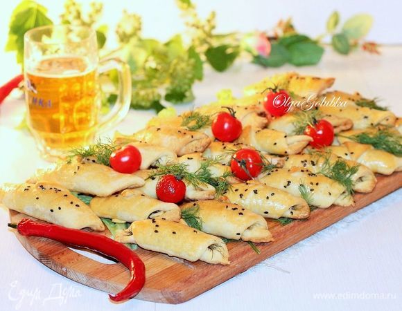 Такие закусочные рогалики можно взять с собой и перекусить на природе, пока готовится шашлык.