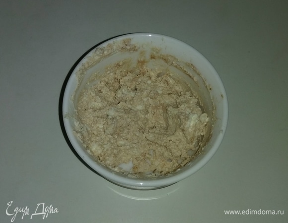Смешиваем творог с корицей.