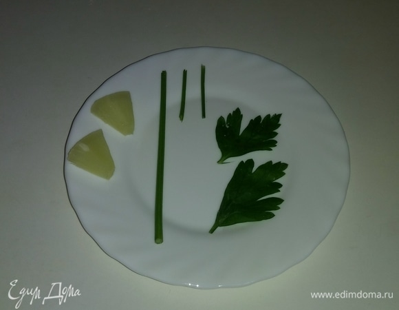 От веточки петрушки отрезаем пару симпатичных листочков. Также понадобится длинный стебель петрушки и два коротких кусочка. От одного кружочка ананаса отрезаем два небольших кусочка. Все эти части петрушки и ананаса понадобятся нам для дальнейшего декорирования десерта.