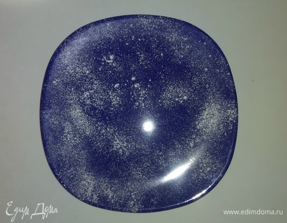 Тарелку, на которой будем подавать десерт, посыпаем сахарной пудрой.