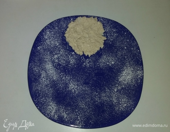 Затем на тарелке формируем подложку под ананас из оставшегося творога.