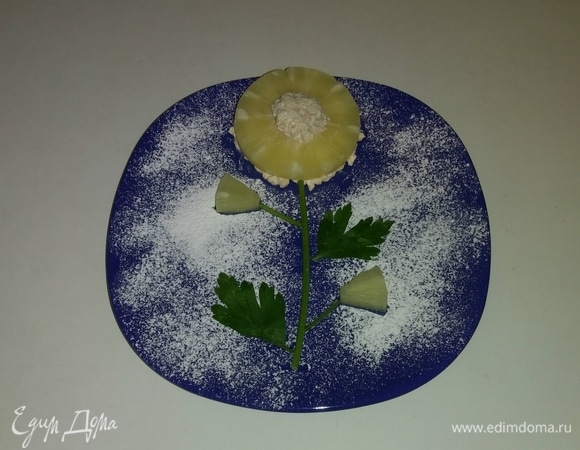 Затем собираем весь «цветок» на тарелке и наслаждаемся десертом. Приятного аппетита!