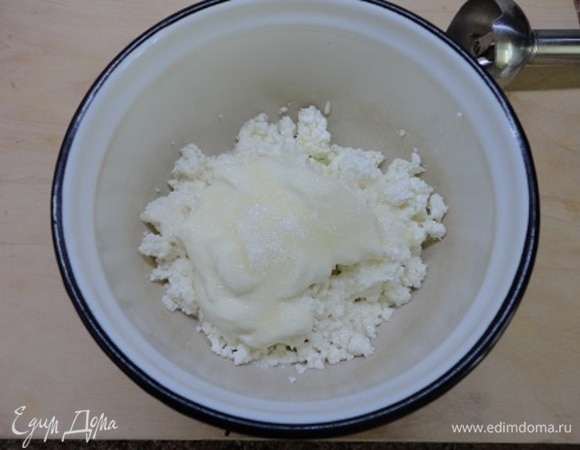 Смешать творог со сметаной и сахаром и пробить погружным блендером. Я люблю творог, но не люблю крупинки в нем.