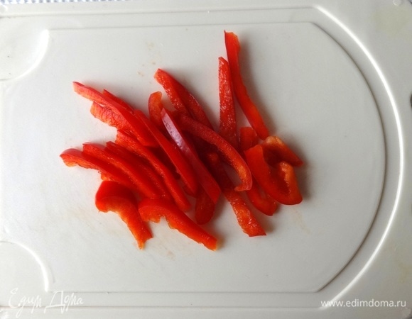 Перец вымыть, обсушить. Удалить из перца семена и нарезать его тонкой соломкой.