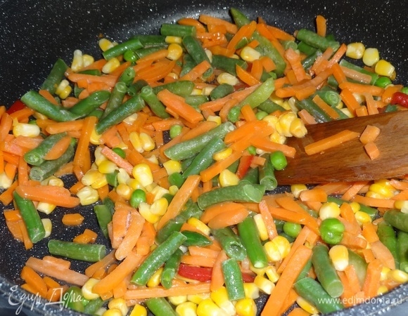 В сковороде разогреть растительное масло. Выложить морковь и обжарить на небольшом огне в течение 5–7 минут. Затем выложить к моркови остальные овощи.