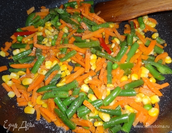 Овощную смесь посолить, поперчить, перемешать.