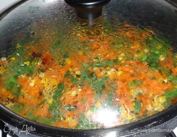 Накрыть сковороду крышкой и тушить на медленном огне до готовности овощей.