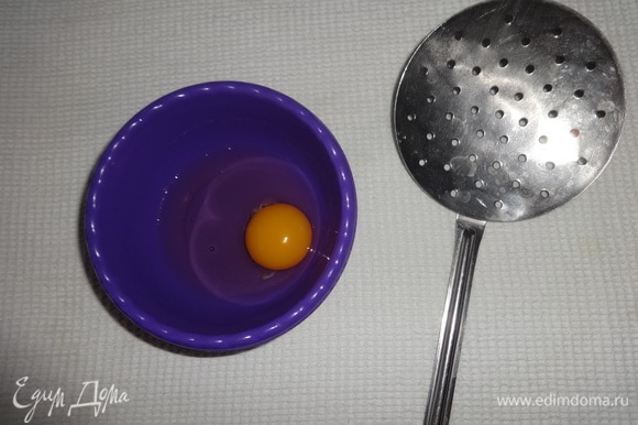 Пока тушатся овощи, приготовить яйца пашот. Каждое яйцо разбить сначала в миску. Воду вскипятить, добавить соль и уксус.