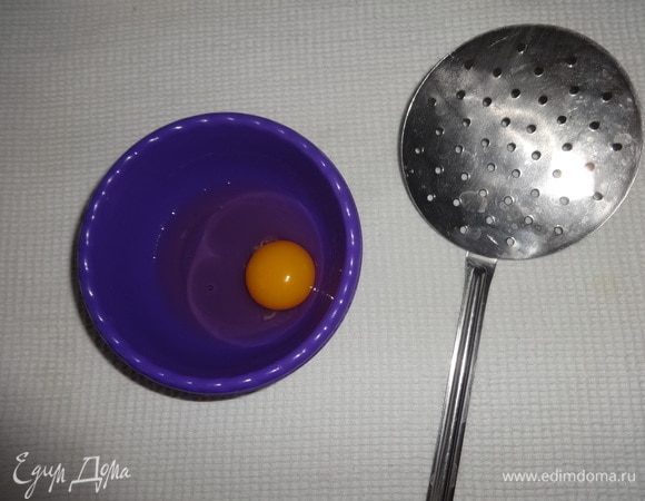Пока тушатся овощи, приготовить яйца пашот. Каждое яйцо разбить сначала в миску. Воду вскипятить, добавить соль и уксус.