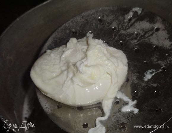 Воду в кастрюле помешать. В середине образуется воронка, в нее опустить яйцо. Варить каждое яйцо пашот 3–4 минуты.