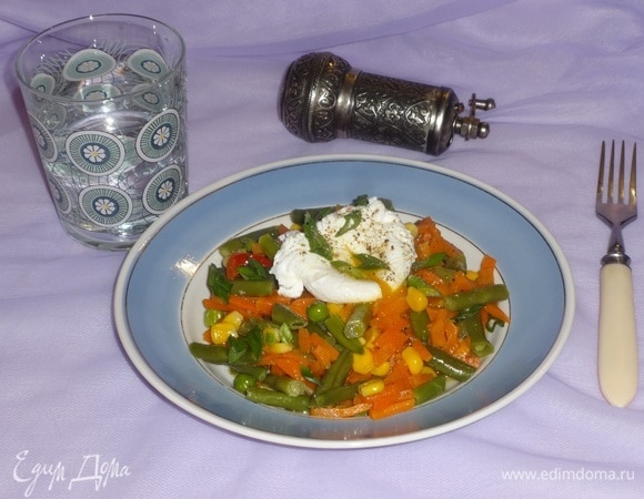 Готовые овощи разложить по тарелкам, сверху положить яйцо пашот. Посыпать нарезанным зеленым луком. Подать к столу. Угощайтесь! Приятного аппетита!