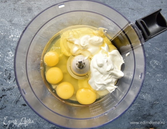 Соединить яйца, сметану, майонез и взбить до однородности.