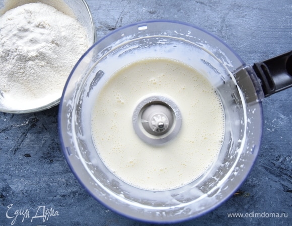 Муку соединить с содой и просеять через сито.