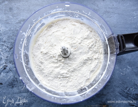 Муку с содой добавить к жидкой составляющей теста.