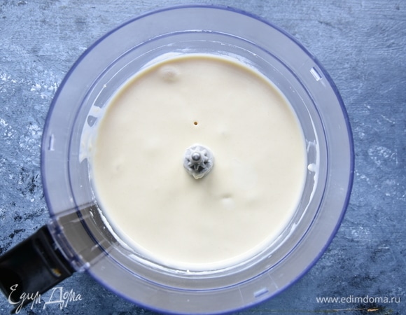 Вымешать тесто, консистенцией похожее на тесто для оладий.