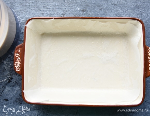 Форму выстелить пергаментом и смазать растительным маслом.
