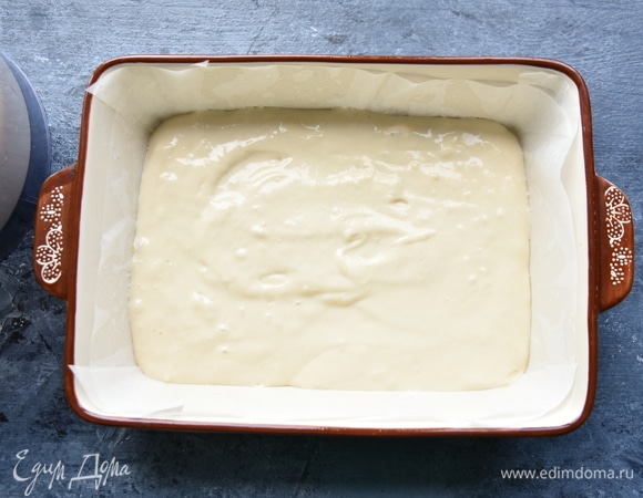 В форму влить половину подготовленного теста.