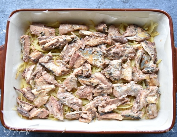 Поверх картофеля выложить кусочки сайры.