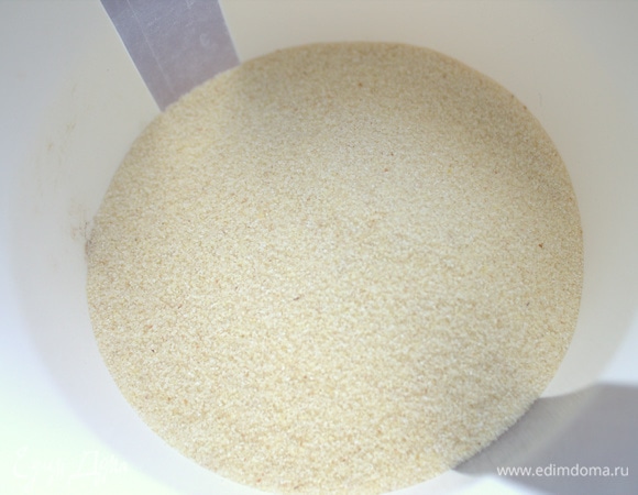 Отмеряем манку или семолину.