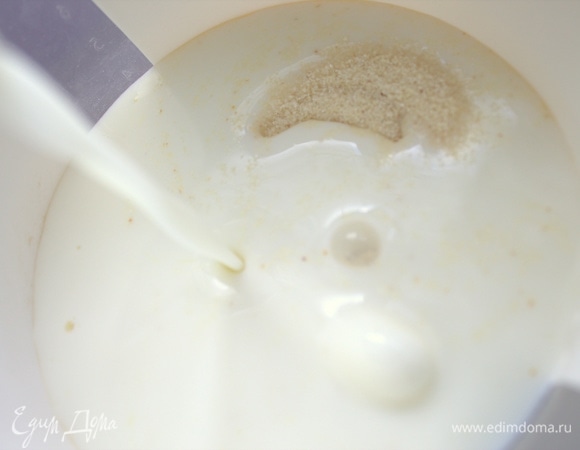 Заливаем молоком комнатной температуры и размешиваем.