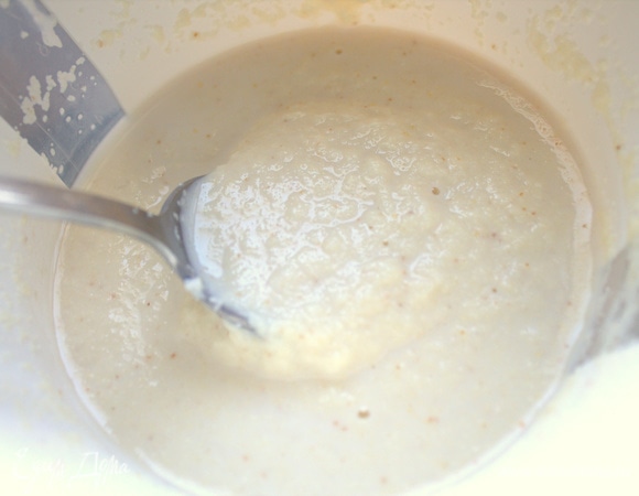 Оставим на столе набухать манку. Если она мелкая, это произойдет за 5 минут.