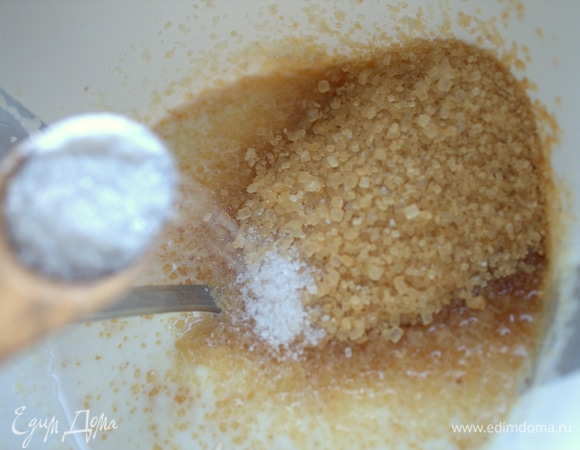 Добавить сахар (в оригинале обычный, 250 г) и ваниль.