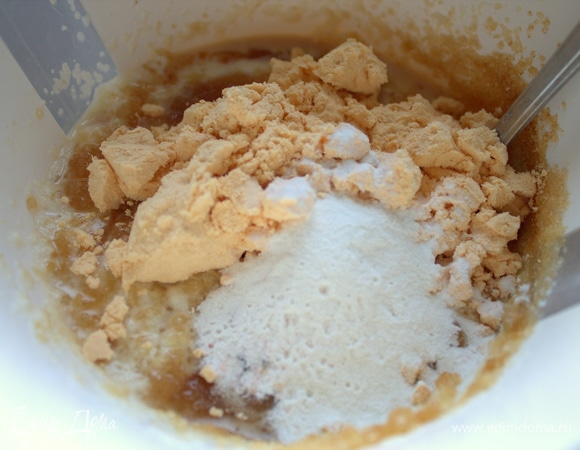 Взбить яйца и ввести в массу. Я заменила яйца яичным порошком (2 ст. л.), поэтому молока влила больше на 50 мл (250 мл). Еще тут разрыхлитель.