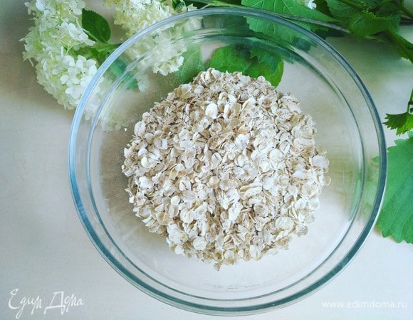 Отмерим стакан овсяных хлопьев, не требующих варки.