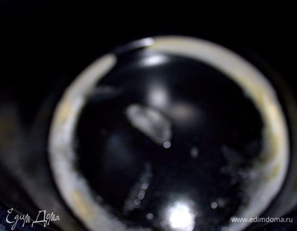 В оригинале манник выпекался в духовке 30–35 минут при 180°C. Я решила печь в мультиварке. Выставила программу «Выпечка» и растопила масло на дне.