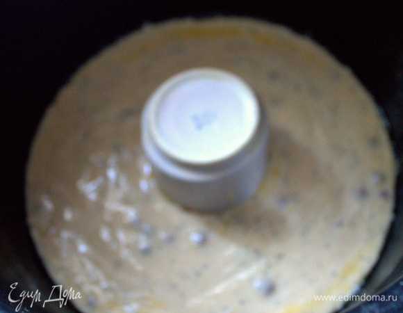 По обыкновению в центре выставила керамическую чашечку и тоже смазала маслом. Это для любителей формы с дыркой.