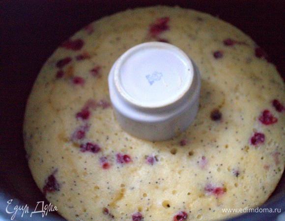 Влить тягучее тесто и выпекать. Мой был готов через 40 минут. Выключила и оставила на ночь с приоткрытой крышкой.