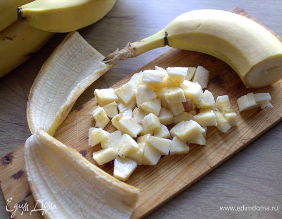 Из добавок взяла банан, нарезала.