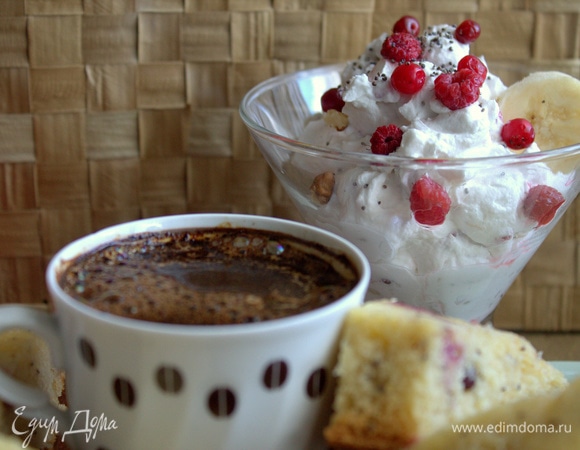 Сливки можно подать и просто с кофе.