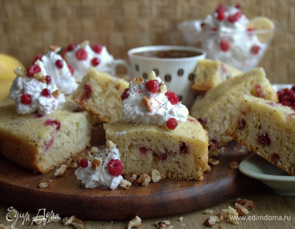 Украшаем манник взбитыми сливками и подаем с кофе.