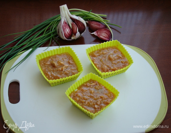 Достать формочки из духовки (белки уже схватились) и равномерно разложить желтково-рыбную смесь. Поставить обратно в духовку также примерно минут на 10–15 (ориентируйтесь на свою духовку).