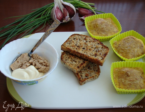 В миске смешать майонез и икру трески и этой смесью намазать обжаренные ломтики хлеба. К этому времени яйца уже будут готовы. Аккуратно освободить от формочек и уложить на хлеб.