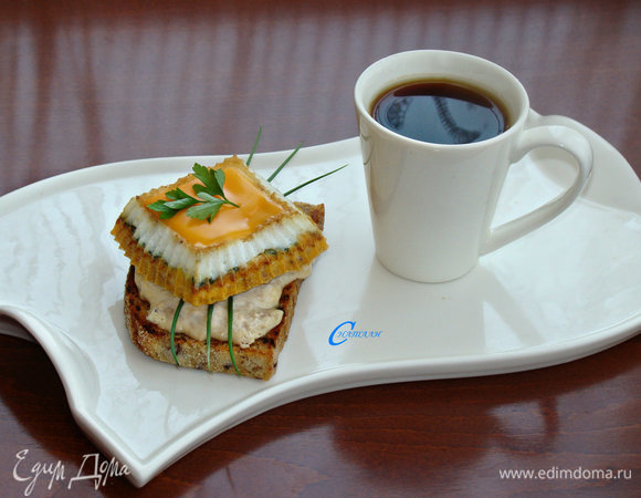 Сверху на яйцо уложить ломтик плавленого сыра или кому что нравится. Заварить чай или приготовить кофе. Вот и все — вкусный и сытный завтрак готов!