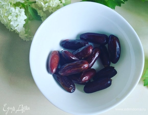 Финики помоем и достанем косточки.